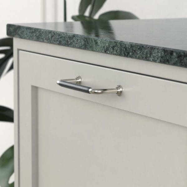 Beslag Design Handtag 1353 fornicklad ladersvept lader 1200x1200 1