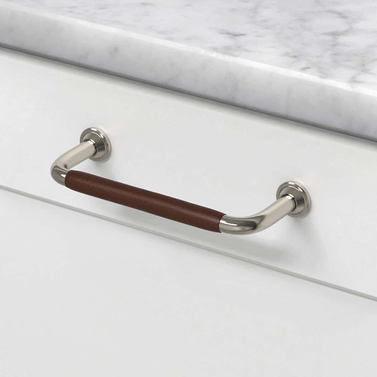 Beslag Design Handtag 1353 lädersvept förnicklad / brun 96 mm