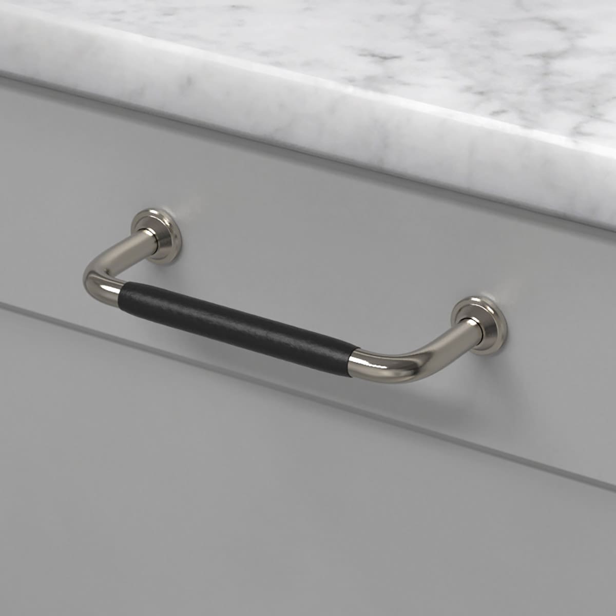 Beslag Design Handtag 1353 lädersvept förnicklad / svart 96 mm