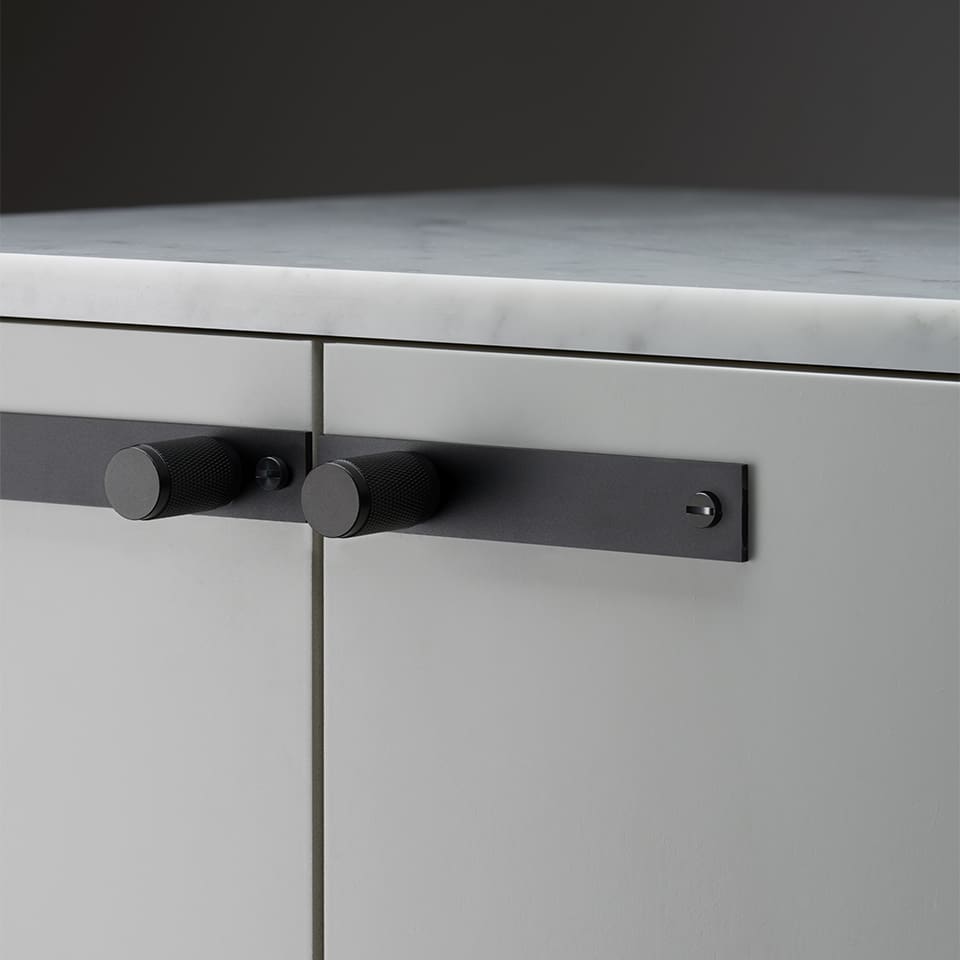 Knopp Furniture Knob / Plate / Cross / Svart Ø20 2-p - design