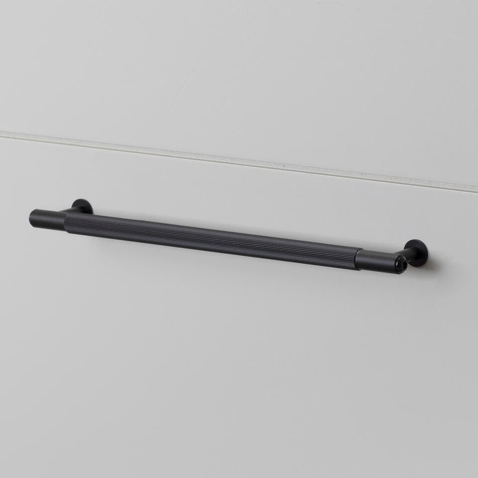 Buster +Punch Pull Bar Linear svart - Medium