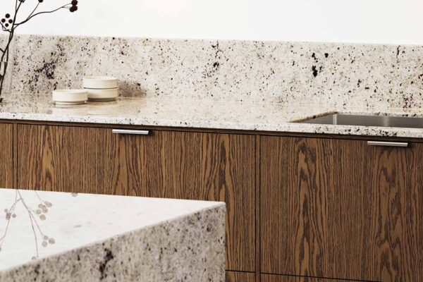 Granit Colonial White detaljbild kök i dark oak