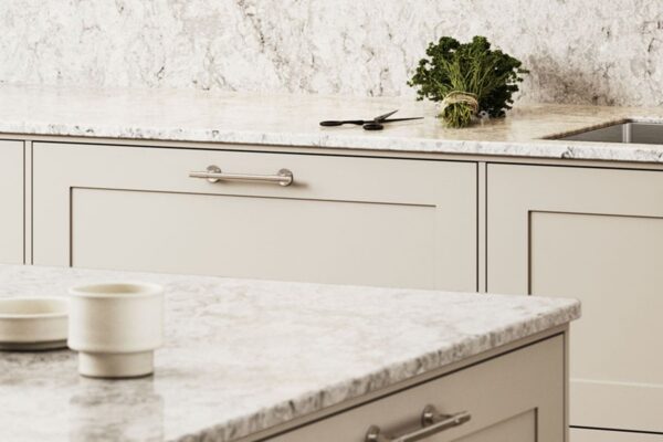 Detaljbild på bänkskiva i komposit Moorland Fog från Caesarstone med luckor från IKEA