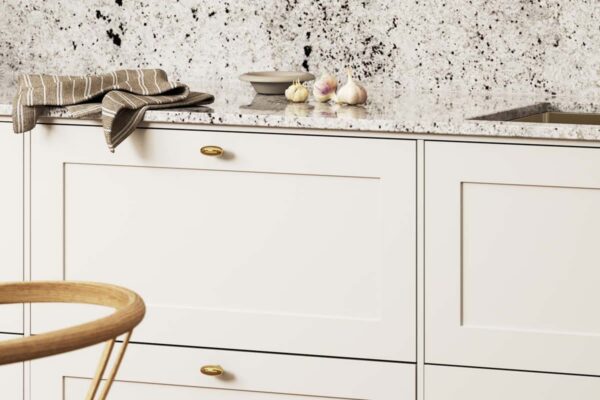 Granit Colonial White i kök med vit ramlucka