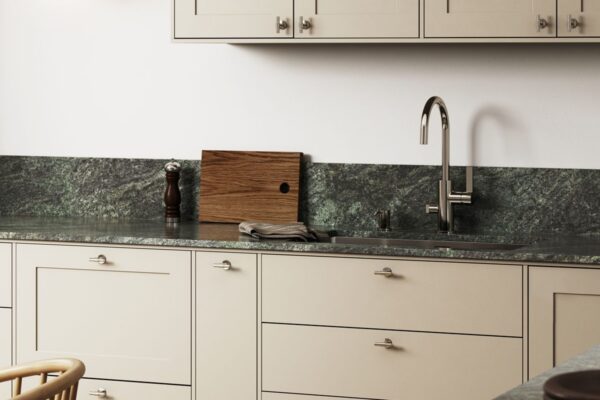 Beige kök med bänkskiva i granit Verde Savana