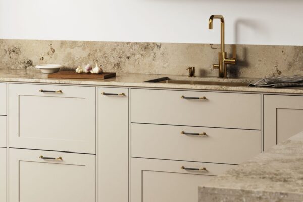 Kalksten Jura Grey som bänkskiva i beige kök