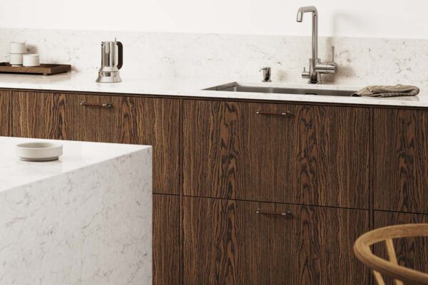 Silestone Snowy Ibiza i kök med dark oak