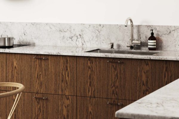 Kök med luckor i Dark Oak och bänkskiva marmor Bianco Carrara C