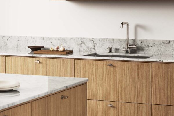 Bänkskiva i marmor Bianco Carrara C Exclusive från Frontapply i kök med ekluckor, knoppar från Beslag Design och blandare från Tapwell