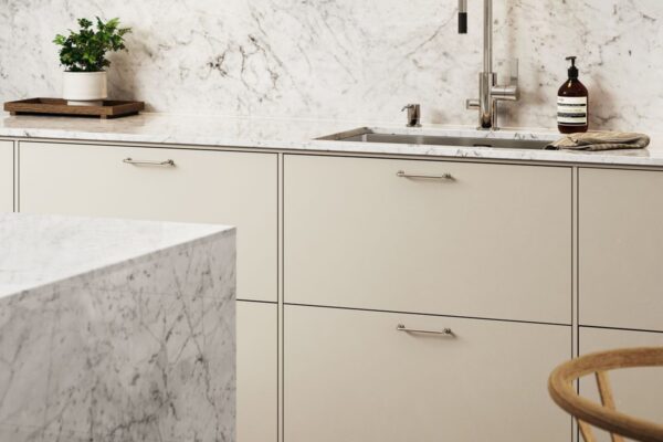 Kombinera IKEA kök luckor Havstorp Beige med bänkskiva i ljus marmor Bianco Carrara C