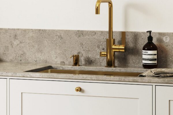 Detalj i kök med vit ramlucka, bänkskiva kalksten Dietfurt Grey och tillbehör från Frontapply